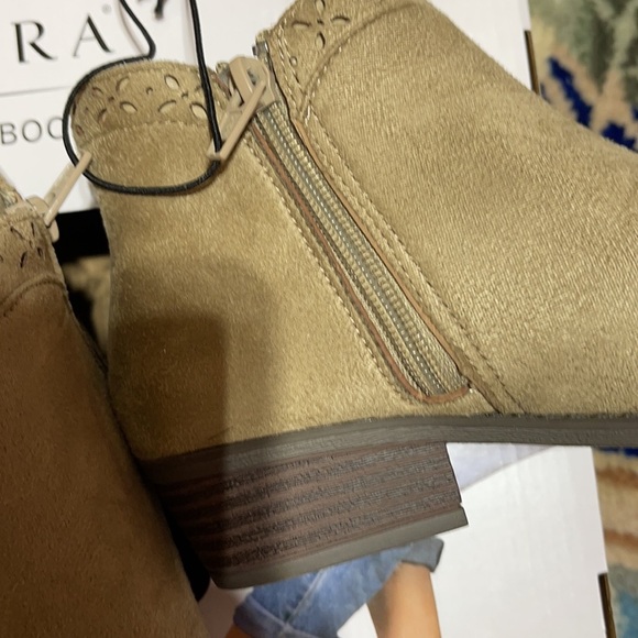 Serra Ankle Boots faux Suede Pull on Size 2/3 (Little Girl) - Picture 5 of 13